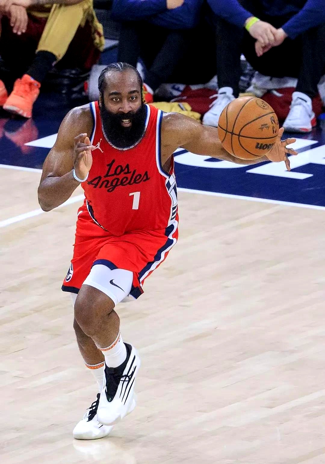 开云官网-关于冲刺阶段洛杉矶快船调整名单以备德国杯，临场应变环节打磨，气氛紧张，身体对抗强度拉满的信息